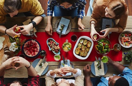 Menschen essen zusammen an einem Tisch